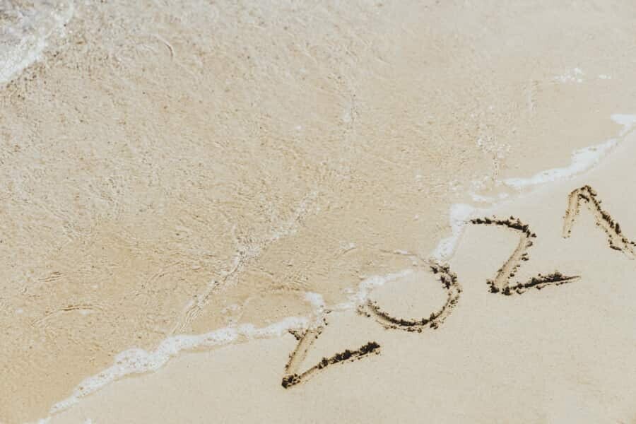 2021 escrito e la arena siendo borrado por una ola , imagen principal de ¿Cómo hacer un balance de fin de año emocional?