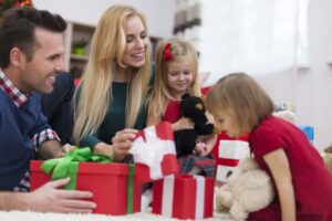 Familia abriendo regalos en navidades imagen principal ¿Cuánto inviertes en tu salud mental y bienestar?